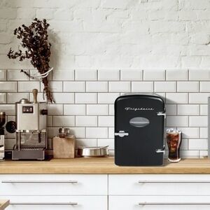 Frigidaire mini Black retro fridge